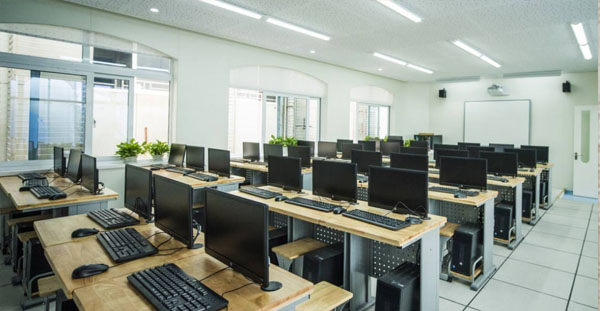 如何選擇多媒體教室設備？